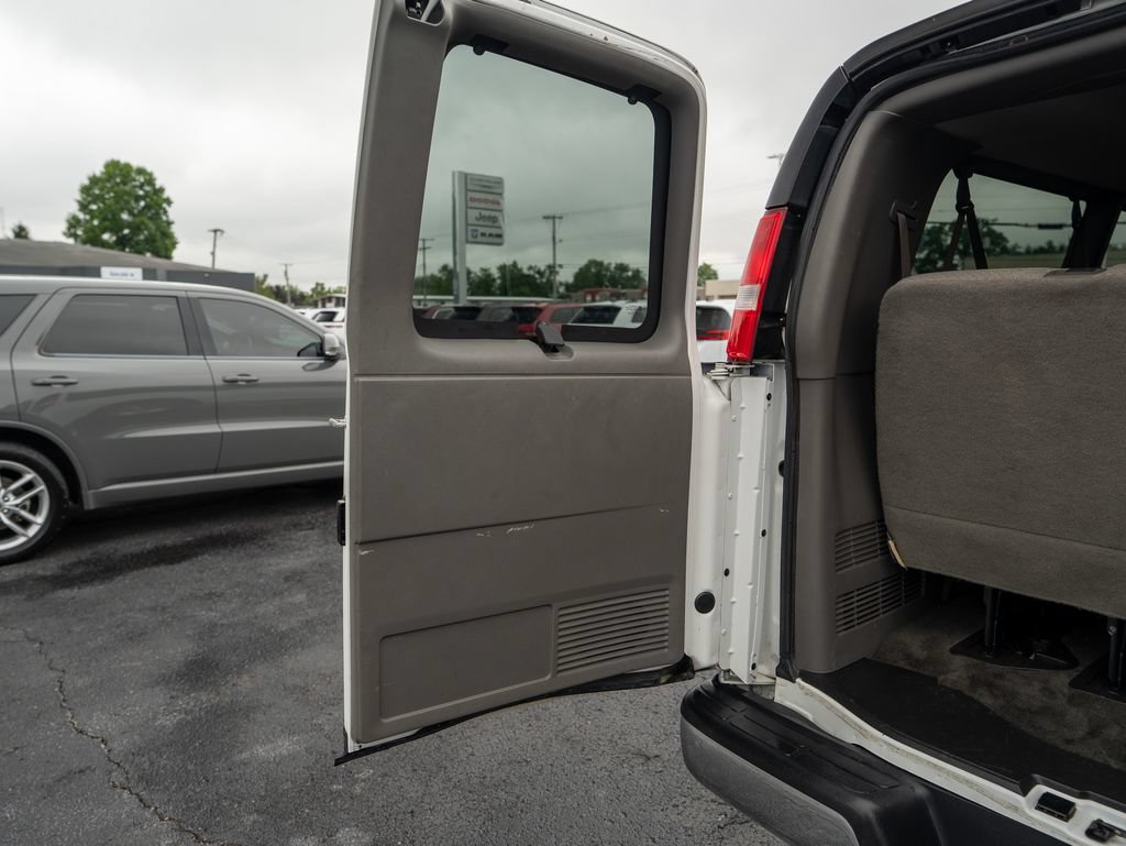 Used 2018 Chevrolet Express 3500 LT w/ LT Preferred Equipment Group RWD image 9