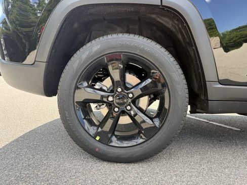 New 2025 Jeep Grand Cherokee Limited w/ Black Appearance Package image 26