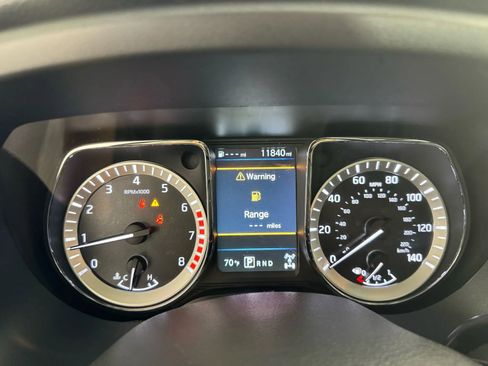 Used 2019 Nissan Titan SV image 14