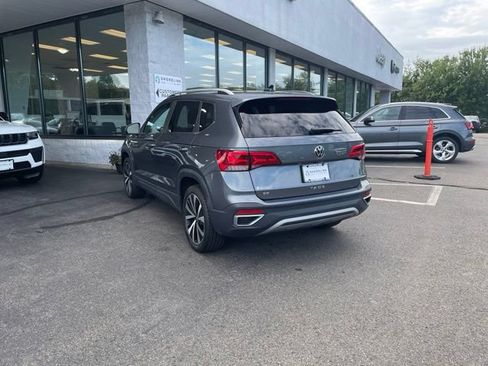 Used 2023 Volkswagen Taos SE w/ Panoramic Sunroof Package FWD image 7