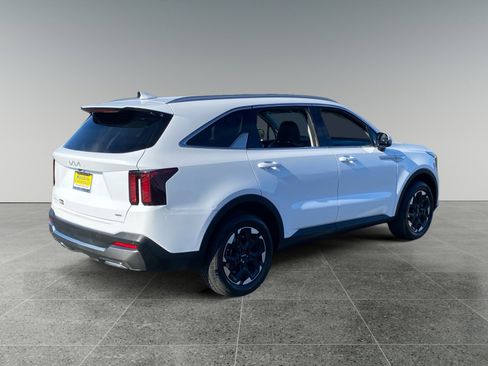 Used 2024 Kia Sorento S image 5