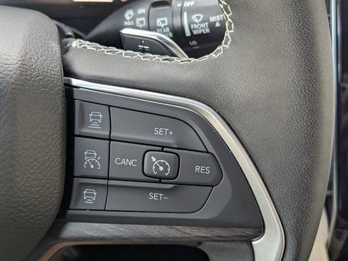 Used 2025 Jeep Grand Cherokee Limited image 29