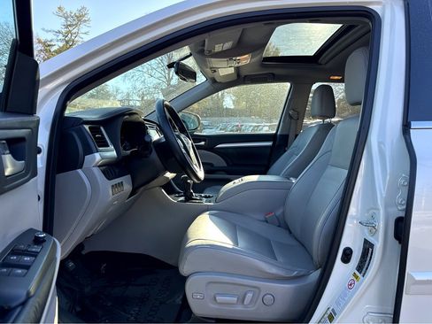 Used 2015 Toyota Highlander XLE image 12