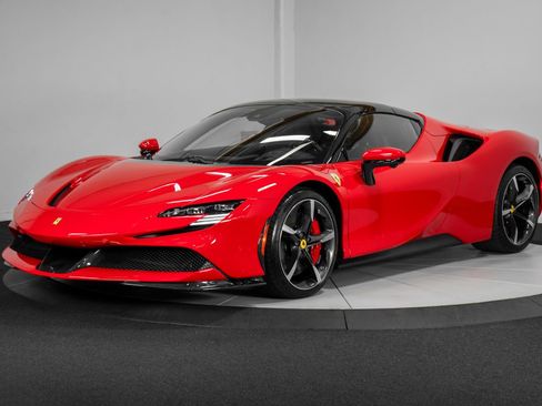 Used 2022 Ferrari SF90 Spider image 5