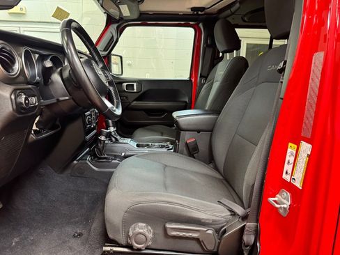 Used 2019 Jeep Wrangler Unlimited Sahara AWD/4WD image 13