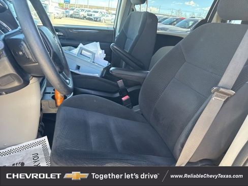 Used 2018 Dodge Grand Caravan SE w/ UConnect Hands-Free Group image 15