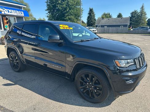 Used 2017 Jeep Grand Cherokee Altitude AWD/4WD image 5
