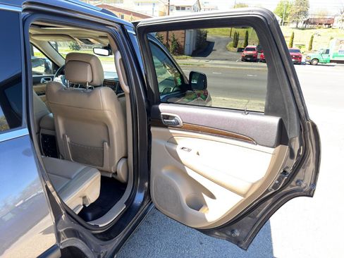 Used 2017 Jeep Grand Cherokee Limited image 17