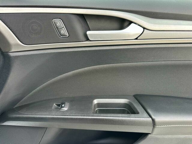 Used 2020 Ford Fusion SE FWD image 20