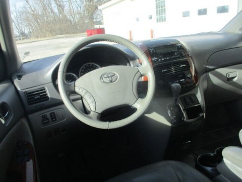 Used 2004 Toyota Sienna XLE 4 Door FWD**1 Owner/Leathe image 8