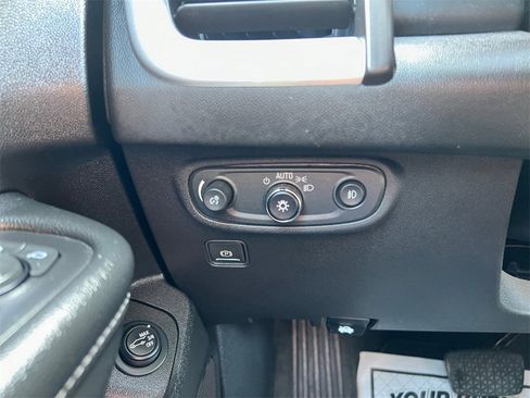 Used 2024 GMC Terrain SLT image 32