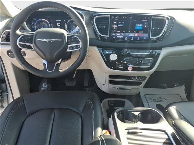 Used 2024 Chrysler Pacifica Touring-L FWD image 34