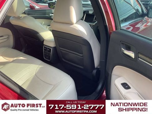 Used 2018 Chrysler 300 Limited RWD image 10