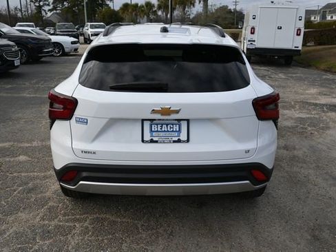 Used 2025 Chevrolet Trax LT w/ LT Convenience Package image 4