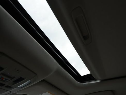 Used 2022 Toyota Highlander XLE FWD image 22
