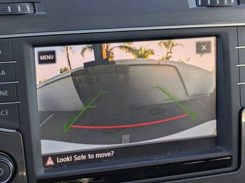 Used 2017 Volkswagen Golf SE image 13