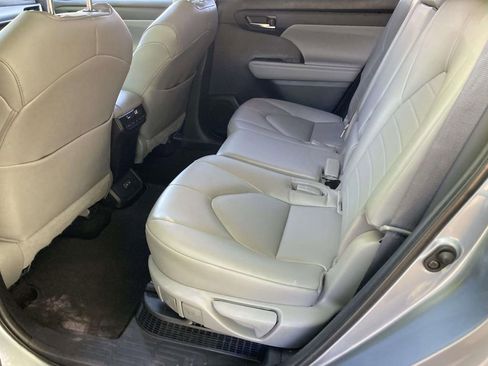 Used 2023 Toyota Highlander XLE image 9