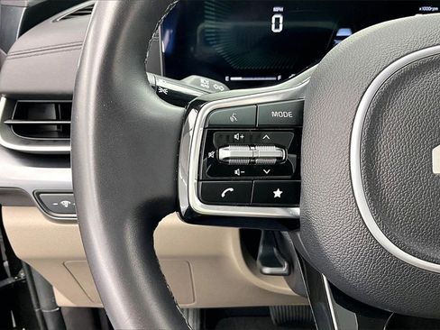 Used 2025 Kia Carnival image 18