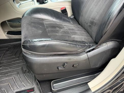 Used 2014 Chrysler Town & Country Touring-L FWD image 27