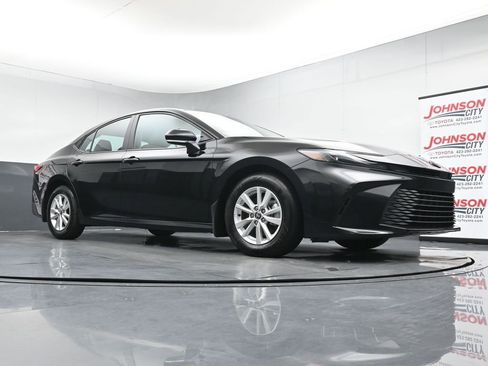 Used 2025 Toyota Camry LE FWD image 32
