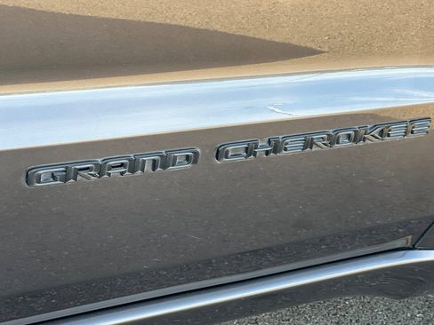 Used 2021 Jeep Grand Cherokee Laredo X image 28