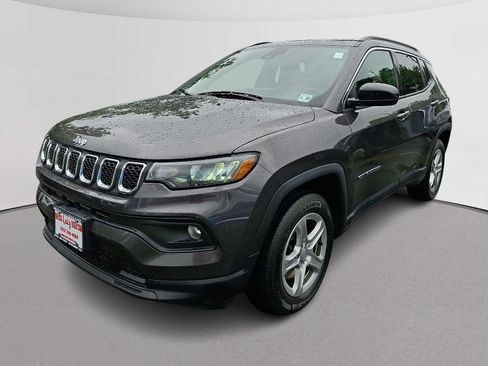 Used 2024 Jeep Compass Latitude w/ Sun and Sound Group AWD/4WD image 4
