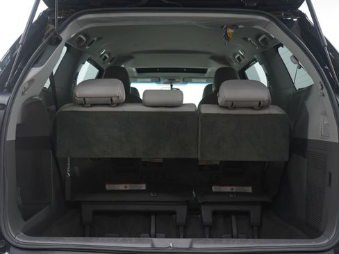 Used 2017 Toyota Sienna XLE image 19