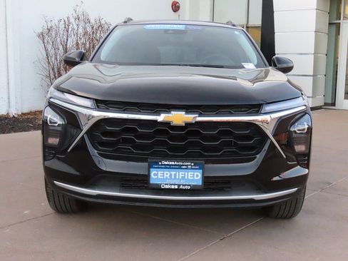 Used 2025 Chevrolet Trax LT w/ LT Convenience Package image 2