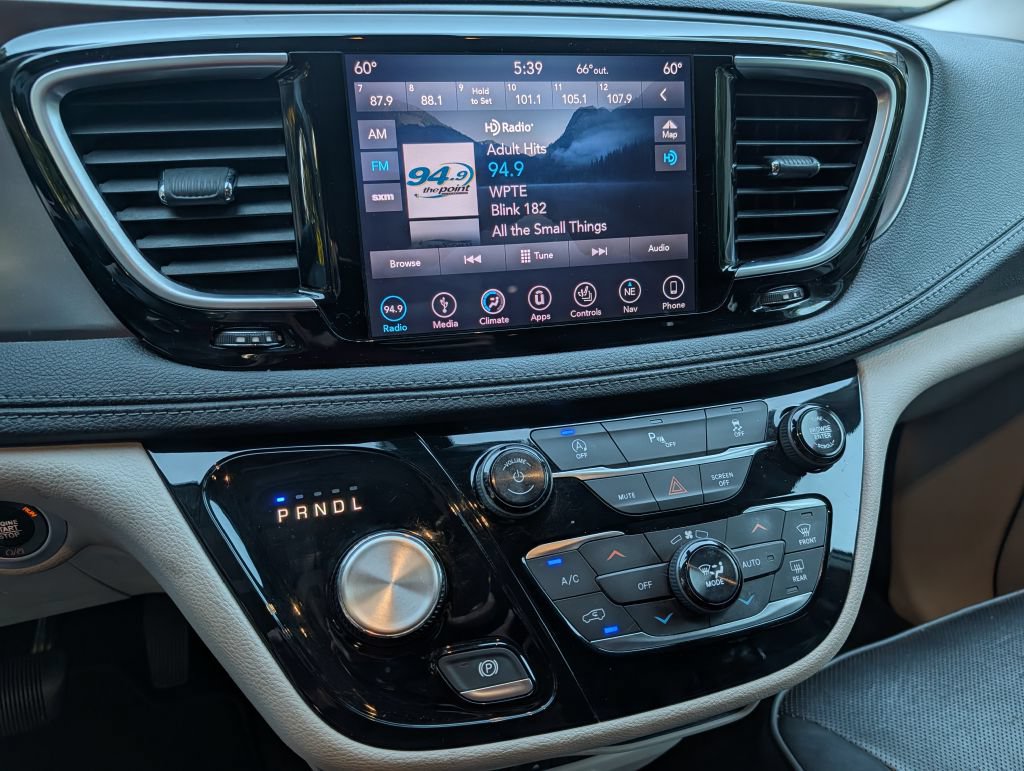 Used 2018 Chrysler Pacifica Limited FWD image 15