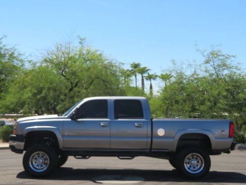 Used 2006 Chevrolet Silverado 2500 LT w/ Heavy-Duty Power Package AWD/4WD image 2