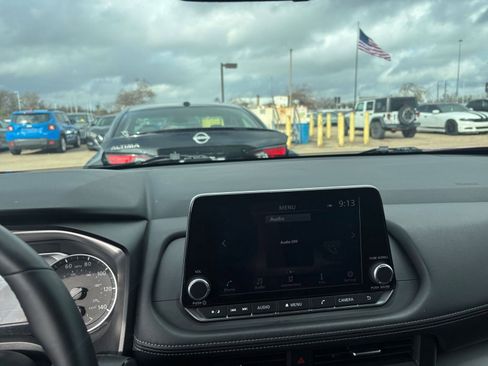 Used 2025 Nissan Rogue SV image 17