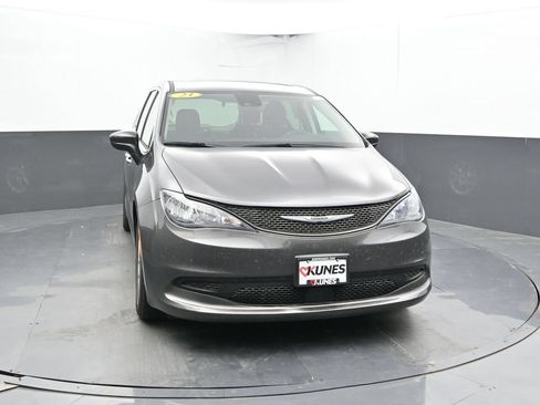 Used 2023 Chrysler Voyager LX FWD image 4