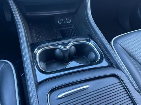 Used 2025 Chrysler Pacifica Limited image 44