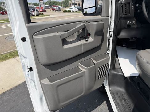 Used 2019 GMC Savana 2500 Extended RWD image 12