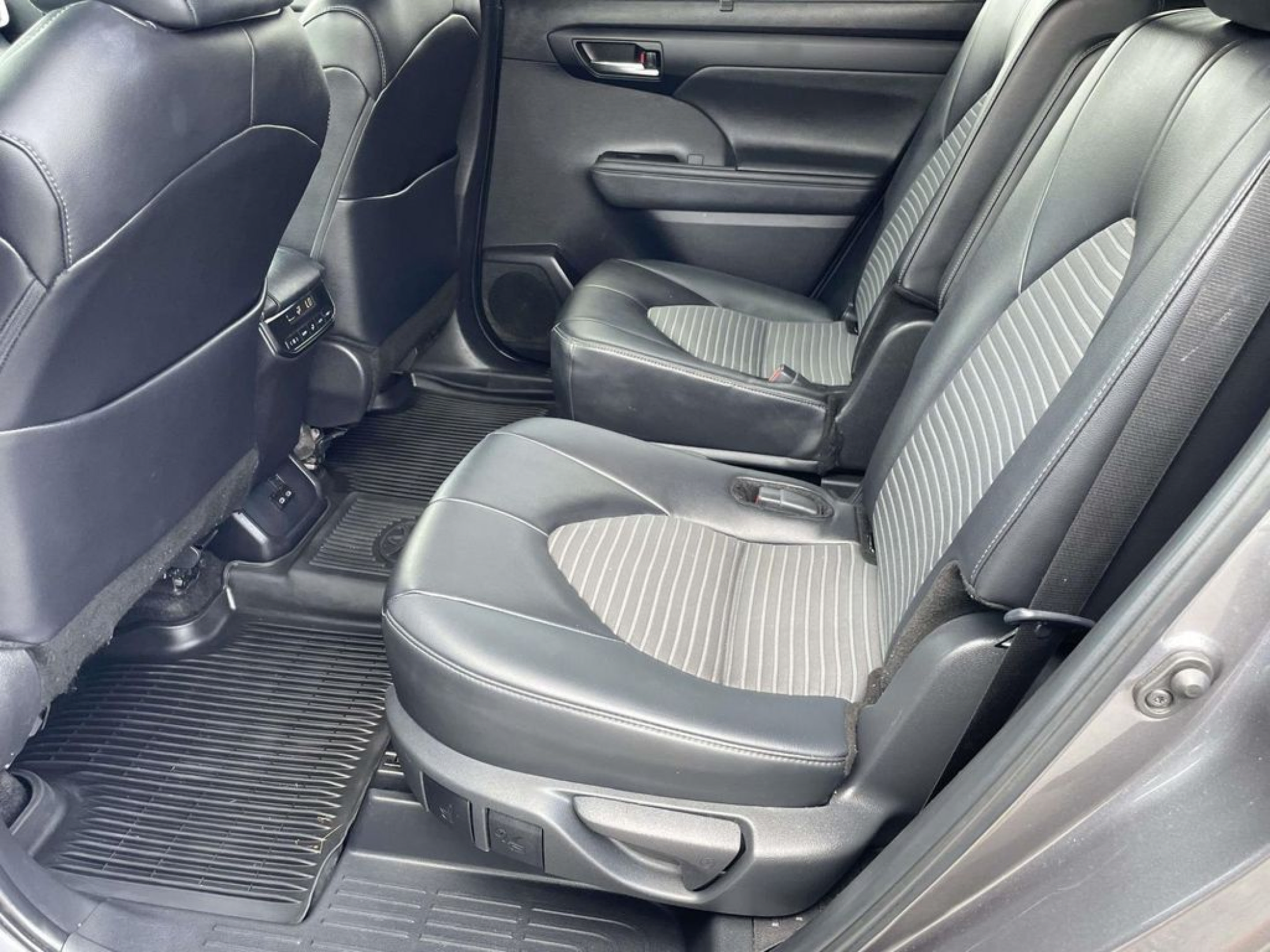 Used 2024 Toyota Highlander XSE FWD image 11
