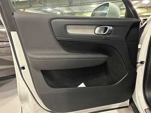 Certified 2025 Volvo XC40 B5 Plus image 9