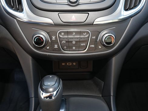 Used 2020 Chevrolet Equinox LT FWD image 17