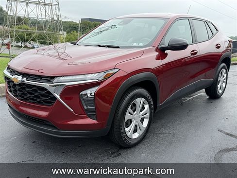 Used 2024 Chevrolet Trax LS FWD image 3
