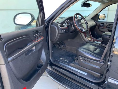 Used 2011 Cadillac Escalade Luxury AWD/4WD image 21