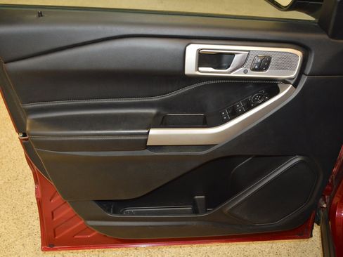 Used 2022 Ford Explorer Limited w/ Equipment Group 301A AWD/4WD image 15