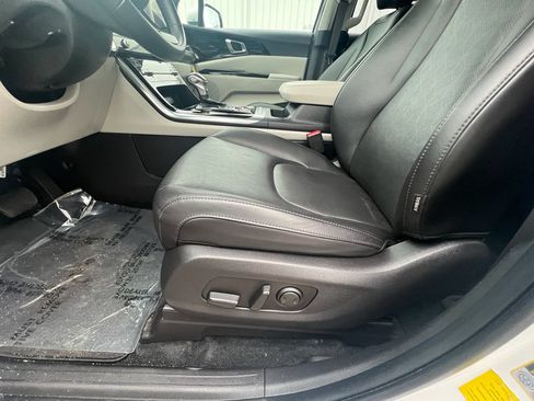 Used 2023 Kia Carnival EX FWD image 20