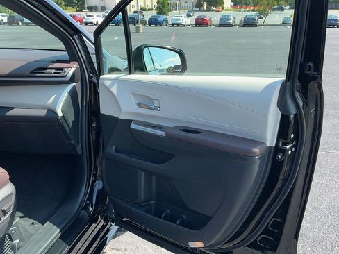 Certified 2023 Toyota Sienna Platinum AWD/4WD image 29