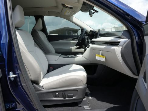 Certified 2026 INFINITI QX60 Luxe w/ Family Package FWD image 23
