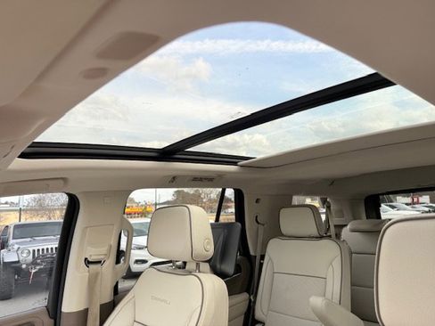 Used 2021 GMC Yukon Denali w/ Denali Premium Package image 29