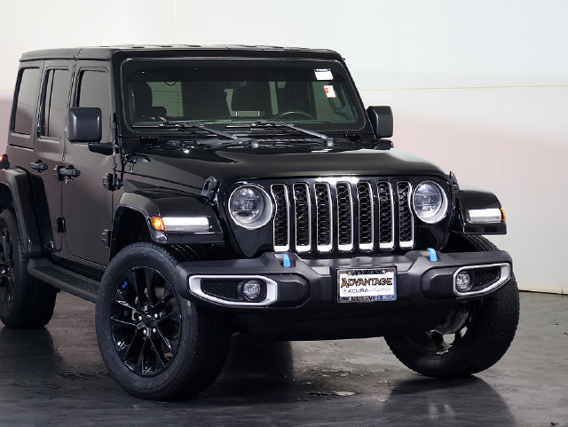 Used 2023 Jeep Wrangler Unlimited Sahara w/ Cold Weather Group AWD/4WD image 6