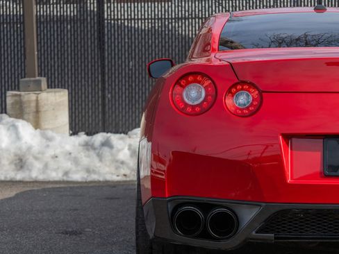 Used 2010 Nissan GT-R Premium image 25
