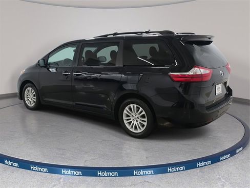 Used 2017 Toyota Sienna XLE Premium image 8