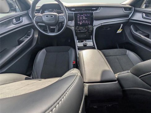 New 2025 Jeep Grand Cherokee Altitude image 39