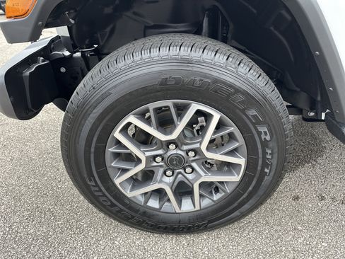 Used 2025 Jeep Wrangler Sahara image 12