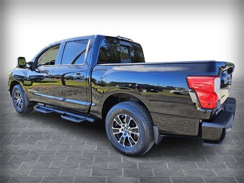 Used 2022 Nissan Titan SV w/ SV Convenience Package image 5